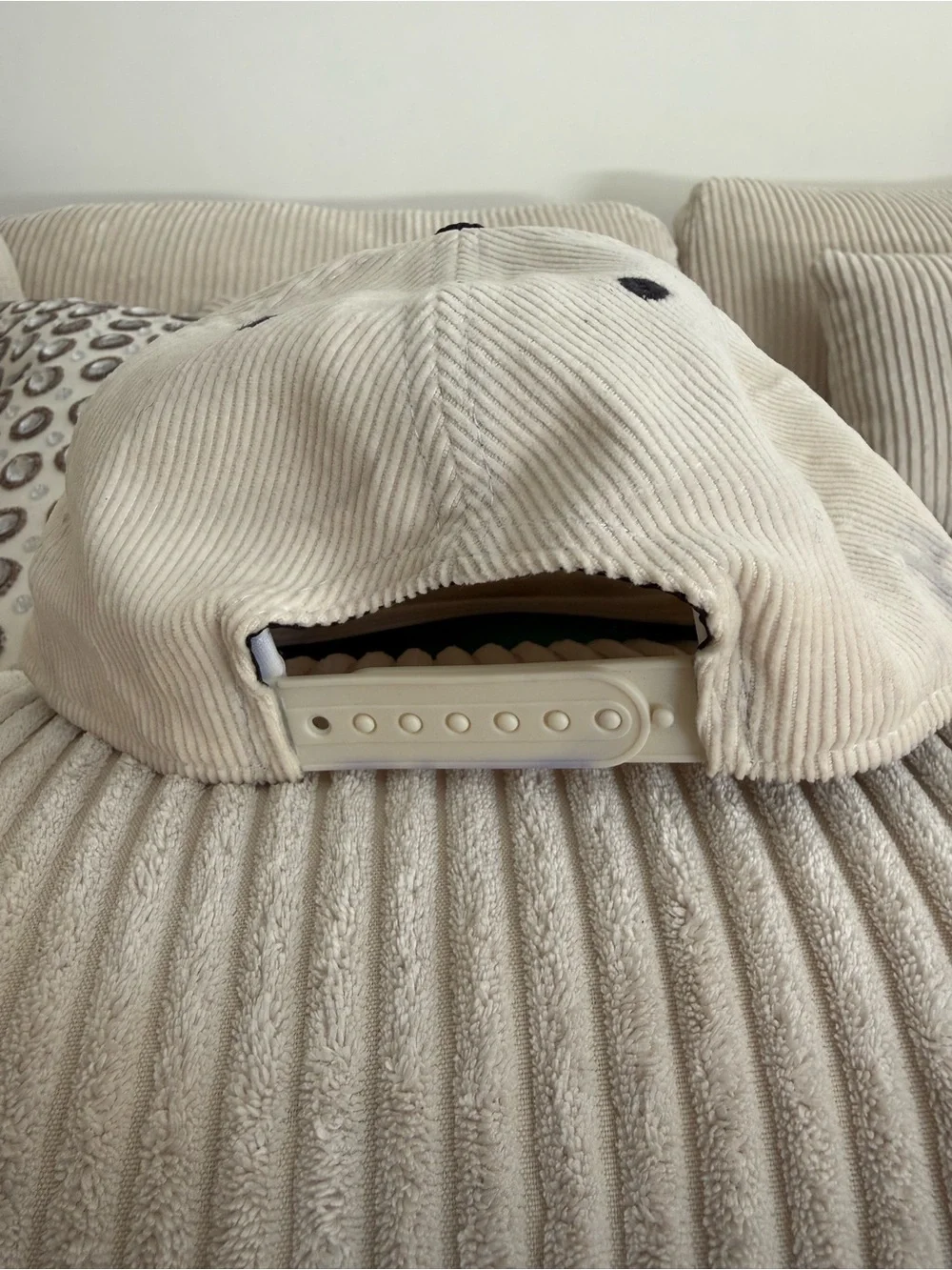 New Era New York Yankees Corduroy Cap in Cream and Black